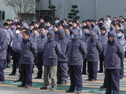 9일 점심 시간에 노조원들은 집회를 열었다. 